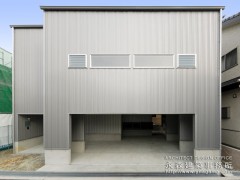 ガルバで覆われたスキップフロアの家