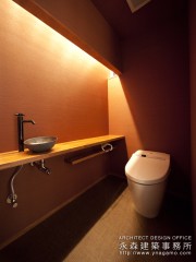幹線道路沿いに建つキューブの家3
