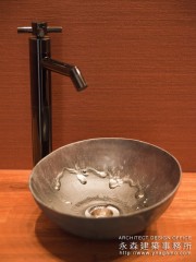 幹線道路沿いに建つキューブの家4