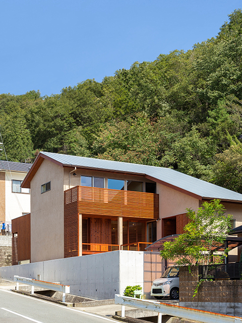 丘陵地に建つ和風住宅