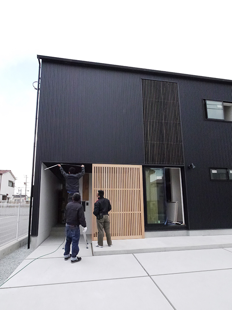室内、室外の建具を取り付け中!