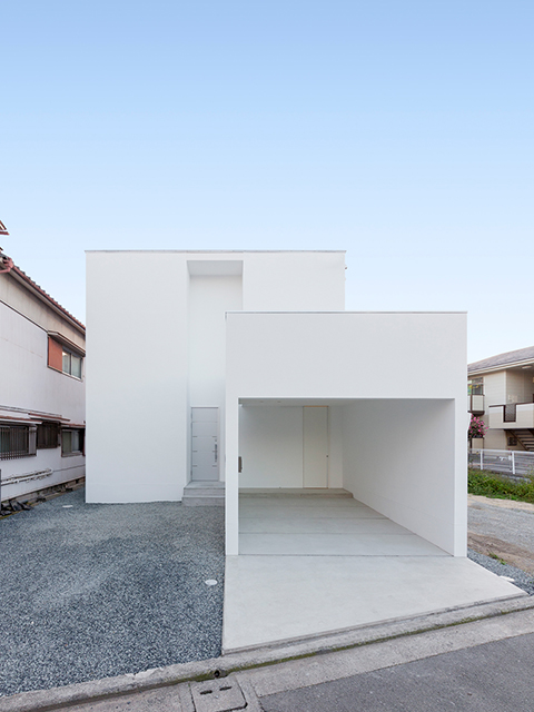 片流れ屋根の白い家 昼景