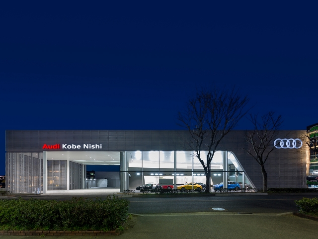 『Audi神戸西』外観 夕景