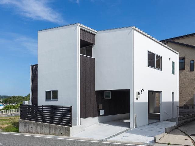 建物と一体になった屋根付き駐車場(ビルトインガレージ)!昼景