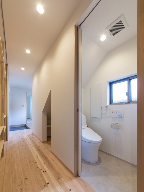 階段下を有効利用した1階の水廻り空間!2