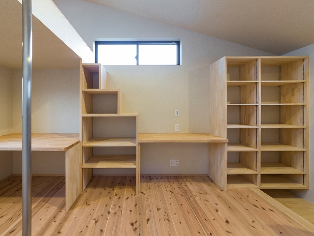 階段状の造り付け家具と机!