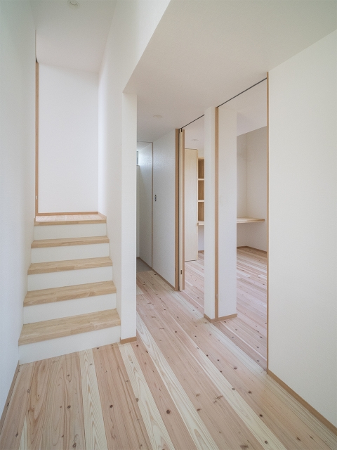 空間の仕切りを壁ではなく段差(スキップフロア)で分けたことによる部屋空間!