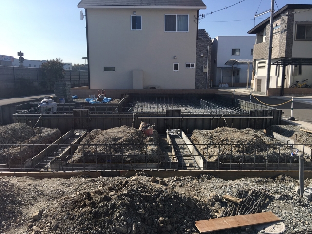 基礎の配筋検査を確認中!