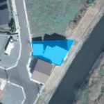川沿いに建つ片流れ屋根の家